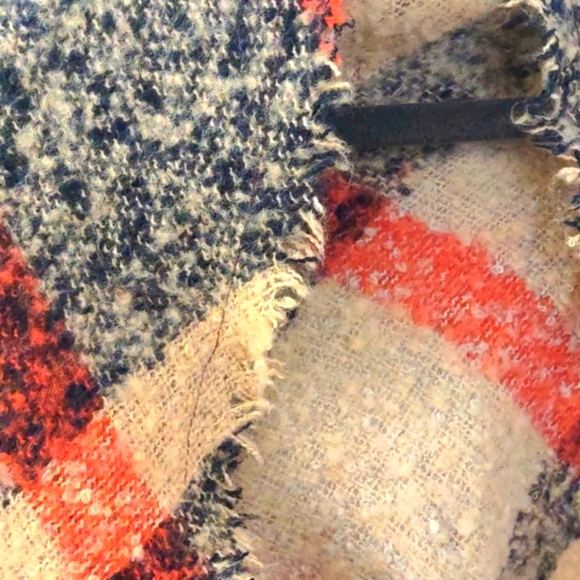 Candie's Flannel Fushia Maroon Triangle Blanket Scarf - Picture 3 of 6